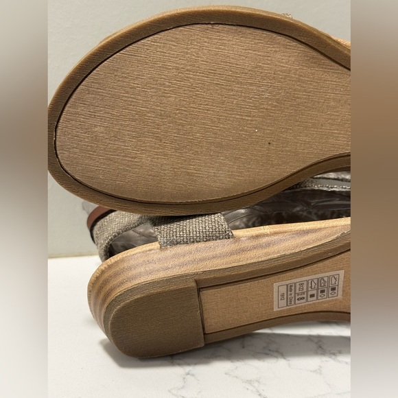 Women's Tan Sandals - Picture 10 of 11